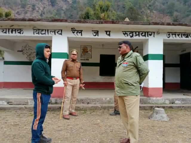 रुद्रप्रयाग: पुलिस उपाधीक्षक विजेंद्र दत्त डोभाल द्वारा किया गया वनरेबल मतदेय स्थलों का निरीक्षण #rudraprayag #election_2022