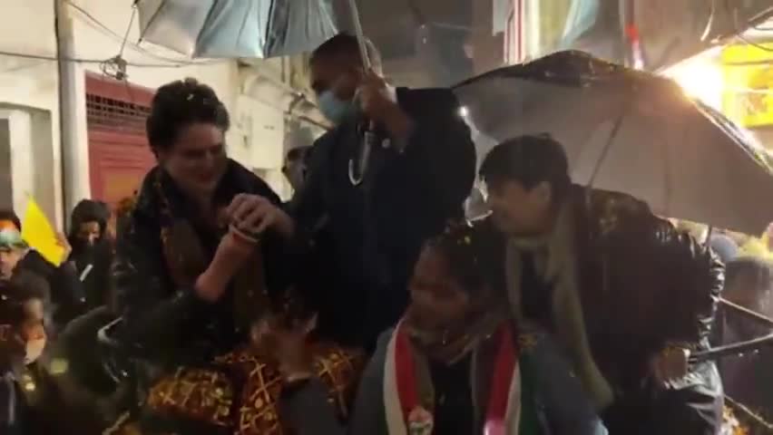 बारिश में कैंपेन के दौरान प्रियंका गांधी जी को महिलाओं ने भेंट की तिरंगा वाली चूड़ियां।
#कांग्रेस_आपके_द्वार