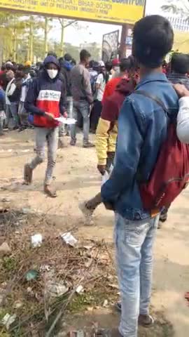 परीक्षार्थियों के वजह से लगा लंबा जाम, Corona की नामों निशान भी नहीं 

#biharboard #examination #biharsharifjdu