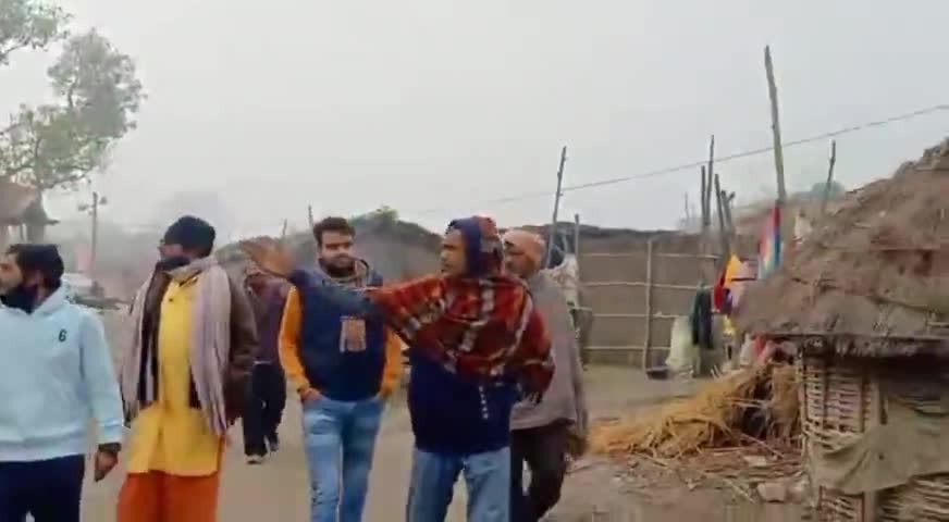 धुपसागर:- बाढ़ में घर कट जाने के कारण सरकारी स्कूल और झोपड़ियां के सहारे बिता रहे हैं अपना जीवन 
#sewak #kuchaikote #sewa