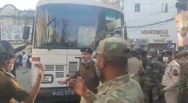 रायपुर: सदर बाजार में पुलिस से भिड़े प्रदर्शनकारी, हुई जमकर झूमाझटकी #raipur #cg #cgnews #raipurpolice #viral