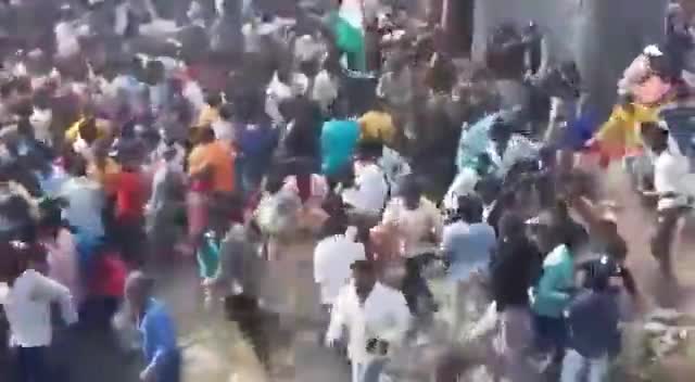 रायपुर: एयरपोर्ट के पास रायपुर पुलिस ने किया लाठीचार्ज, कल राहुल गांधी से मिलने जा रहे थे. #raipur #cg #cgnews #raipurpolice