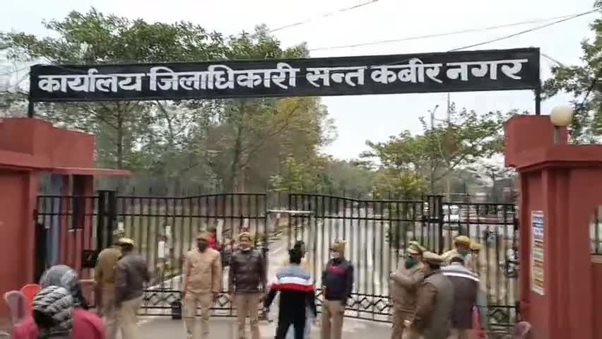 खलीलाबाद: #विधानसभा चुनाव को लेकर #नामांकन प्रक्रिया पूरी तरीके से #सकुशल संपन्न कराने के लिए प्रशासन कलेक्ट्रेट पर दिखा मुस्तैद।