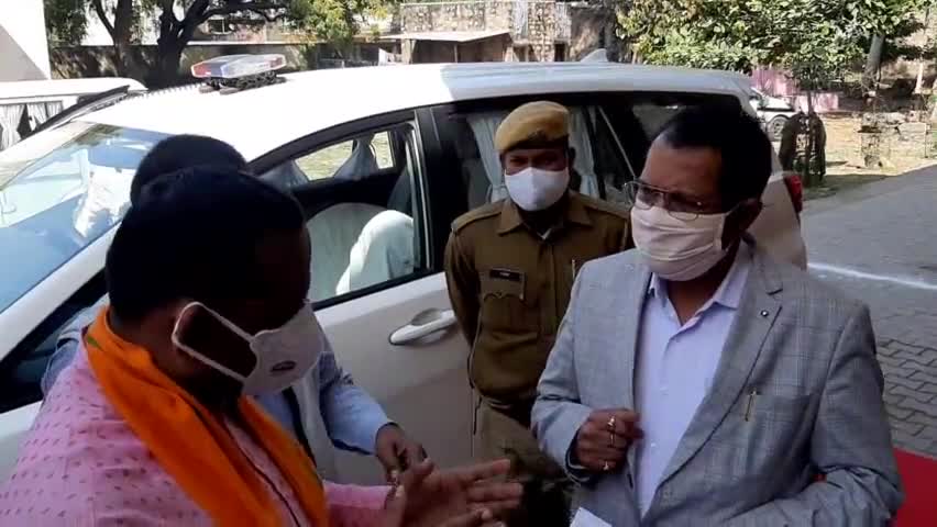 आज #तालेड़ा आगमन पर कोटा संभाग के संभागीय आयुक्त IAS श्री दीपक नंदी को तालेड़ा क्षेत्र की समस्याओं का ज्ञापन दिया गया ।