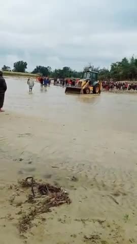 सिधाव: #bagha-2 Area ke Under  champapur gonauli panchayat ke Gonauli malkauli ke bich Nadi me pani Aane ke karan Ek CAR fassa