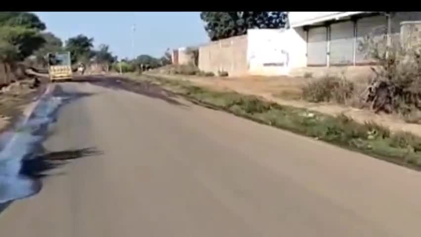 सड़कों मैं गढ्ढे दे रहे हादसों को आमंत्रित।#Highway #problem #समस्या #सड़क #Accident #highwayissue
