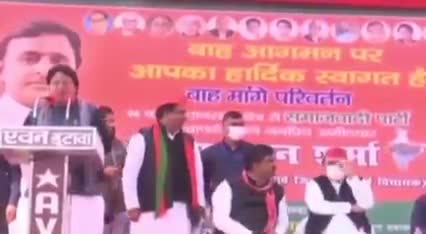 आगरा के सपा जिलाध्यक्ष को पड़ जाता थप्पड़, अखिलेश ने रोका, फिर सब हंस पड़े..

#akhileshyadav #DDBNEWS