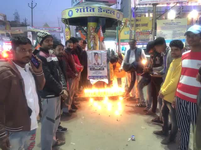 भारत रत्न स्वर कोकिला #लता_मंगेशकर जी के निधन के उपरांत भाजपा के द्वारा जहानाबाद अरवल मोड़ पर  कैंडल लाइट एवं पुष्प अर्पित कर श्रद्धांजलि देते हुए ।