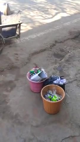 ग्वालियर गिर्द: hazire par kachre ki gaadi wale sammaniye bhaiye kachra lene se mana karte hue,,,,kehe rahe hai private hi##smart city