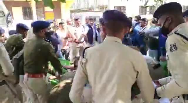 रायपुर: विधानसभा थाने में फिर हंगामा, राजेश मूणत की गिरफ्तारी के विरोध में धरने पर बैठे बीजेपी नेता #raipur #raipurpolice #cg