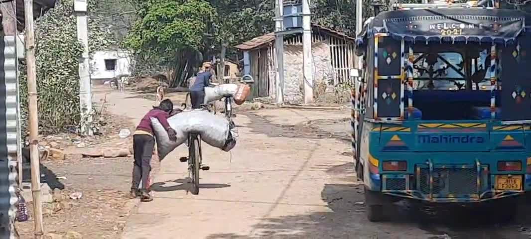 पाकुड़: बस स्टैंड मोड़ के पास कोयला चोरी रोकने के लिए चलाया गया छापेमारी अभियान#कोयला चोरी#क्राइम