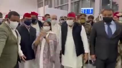 पश्चिम बंगाल की मुख्यमंत्री ममता बनर्जी पहुँची राजधानी लखनऊ। एयरपोर्ट पर रिसीव करने पहुँचे पूर्व मुख्यमंत्री अखिलेश यादव। 
#MamtaBanerjee  #AkhileshYadav