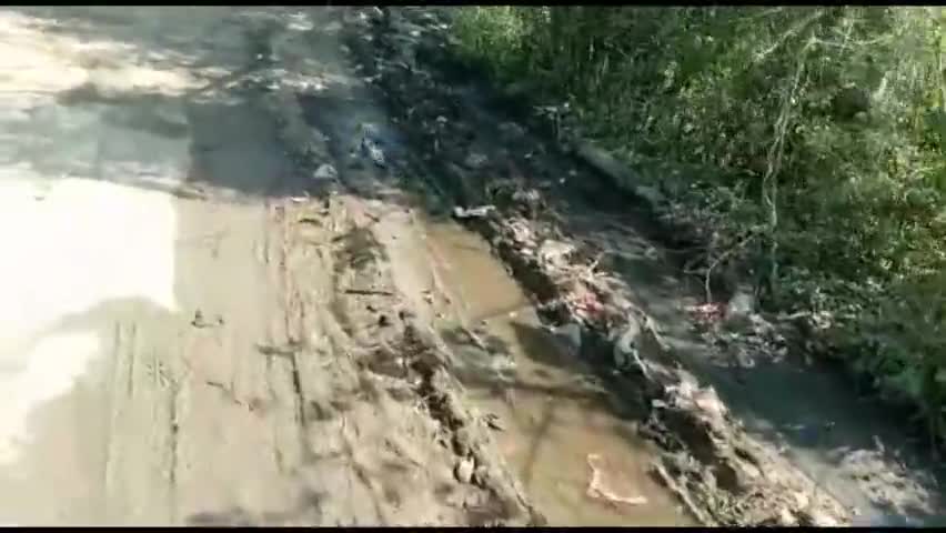 नालियों के जाम होने से रास्ते मे हो रहा कीचड़, आवाजाही हो रही प्रभावित। #panchayat #rural #devolapment #issue