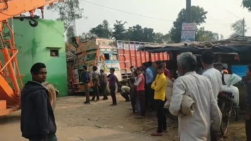 बीसलपुर: बरखेड़ा क्षेत्र के ग्राम प्रताप ढाणी में ट्रक का पहिया फिसलने से नाली में चला गया और ग्रामीण की दीवाल चपेट में आ गई#हादस