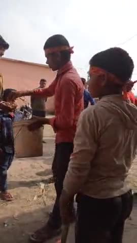 कहरा: सिरादेपट्टीचौक: सरस्वती पूजा के शुभ अवसर पर प्रसाद वितरण हो रहा है #gulshankumarkumar964 #newsipl #viral_news #abpnews