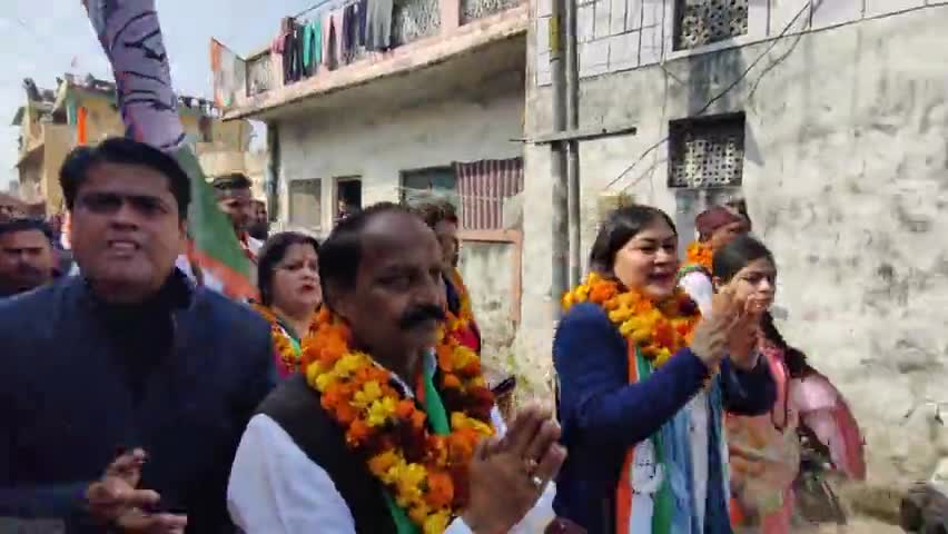राजकुमार जी के समर्थन में कांग्रेस की राष्ट्रीय प्रवक्ता रागिनी
 नायक अन्य कांग्रेस समर्थकों के साथ चुक्खुवाला क्षेत्र में पदयात्रा एवं जनसंपर्क कर राजपुर विधानसभा वासियों से कांग्रेस को वोट देने की अपील करते हुए! #राजपुर_का_राजकुमार
