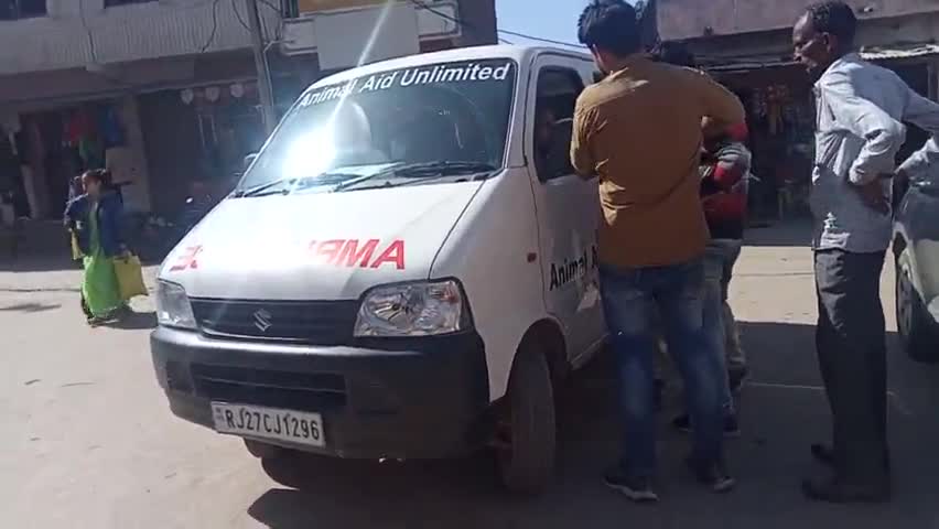udhapur jile ke jadhol tahsil ke baghpura gav me animal bachav ne aaj ek kutte ki Jan bachai #zee news##hitesh modi