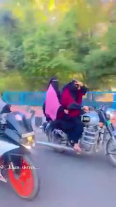 #Hijab के विरोध में प्रदर्शन तो ठीक है।  मगर कानून का पालन करना चाहिए, बगैर हैलमेट भोपाल के #VIP रोड पर बाइक से फर्राटे मरती दिखी युवतियां।