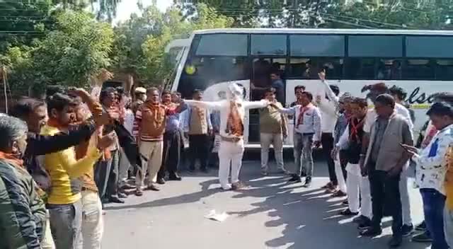 एससी मोर्चा पाली ने कलेक्ट्रेट के सामने  धरना प्रदर्शन कर मुख्यमंत्री का पुतला फूंका और #reet की सीबीआई जांच की मांग की