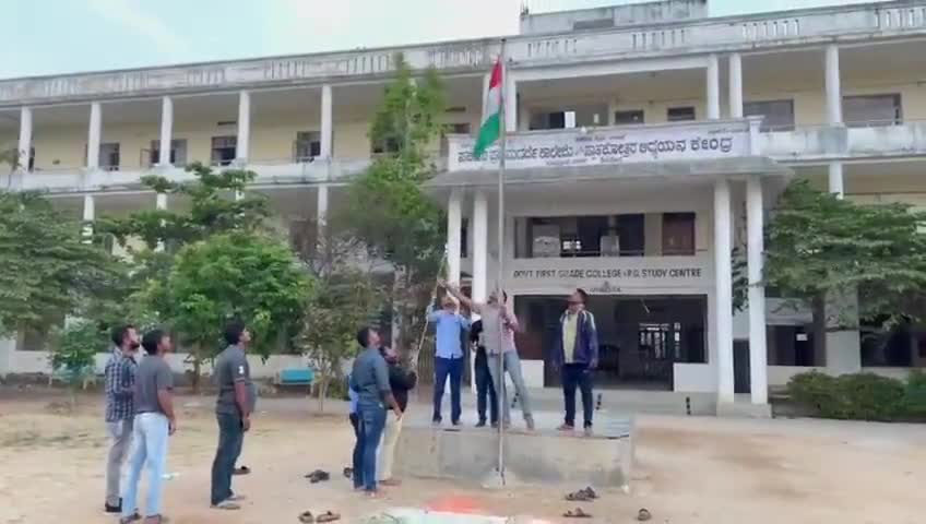 कर्नाटक : जिस कॉलेज में कल भगवा झंडा लहराया गया था आज वहां NSUI कार्यकर्ताओं ने तिरंगा झंडा फ़हराया 
#KarnatakaHijabRow