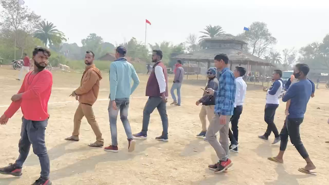 फुल्लीडुमर प्रखंड में GPL-4 क्रिकेट टूर्नामेंट का विधिवत उद्घाटन करते हुए शरद यादव।
 #बाँका #बेलहर #फुल्लीडुमर