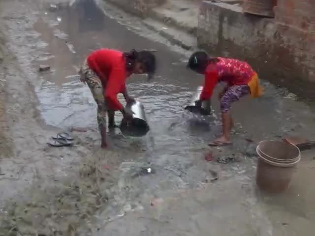 हरदोई: #ब्लाक अहिरोरी खांडा खेड़ा सरैया एक गली में पूरा पानी भर जाता है उससे घरों में निकलने की तकलीफ होती है पानी खींचने के @