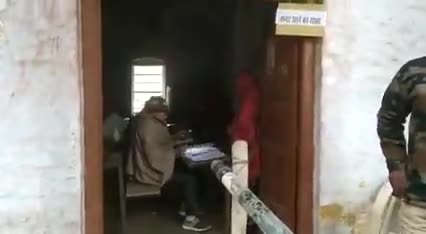 बागपत में इतना विकास हुआ है कि मोबाइल की रौशनी में वोटिंग करानी पड़ रही है. #UPElections