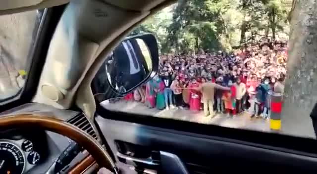 *उत्तराखंड*
अल्मोड़ा में लोग प्रधानमंत्री नरेंद्र मोदी के स्वागत के लिए सड़कों पर उतरे!
#pmmodi #utrakhand