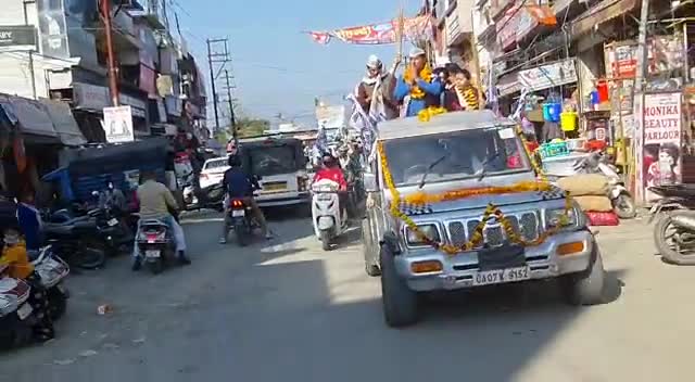 देहरादून कैंट विधानसभा में Aam Aadmi Party की लहर चल रही है। 
इस बार चलेगी झाड़ू... 
#भैजी_सुनो_झाड़ू_चुनो 
#EkMaukaAAPK
