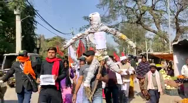 मखदुमपुर: #मखदुमपुर_कार्यपालक_पदाधिकारी का पुतला दहन महिलाओं और नौजवानों के द्वारा #मखदुमपुर में #शौचालय बनाने के लिए  किया गया।