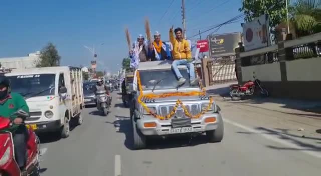 देहरादून कैंट विधानसभा में Aam Aadmi Party की लहर चल रही है। 
इस बार चलेगी झाड़ू... 
#भैजी_सुनो_झाड़ू_चुनो 
#EkMaukaAAPK