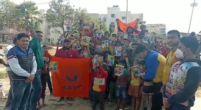 आज लगातार 35वें सप्ताह #ABVP हवेली खड़गपुर इकाई के द्वारा "मिशन एजुकेशन" अभियान के तहत नगर के रमनकाबाद क्षेत्र तुरी टोला में 100+ से अधिक जरूरतमंद बच्चों को पाठ्य सामग्री एवं छोटे छोटे बच्चों को बिस्कुट वितरण किया गया.... 
#abvpforeducation