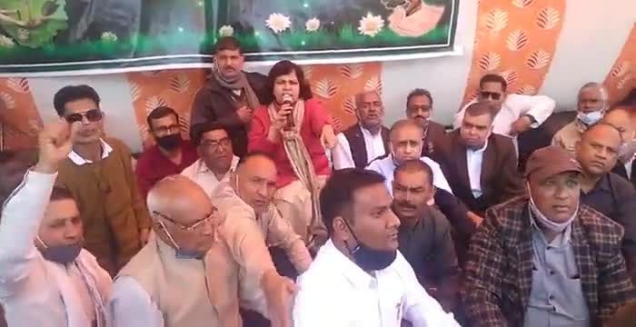 फरीदाबाद: बल्लभगढ़ में सिटी पार्क का मुद्दा गरमाया, भू माफियाओं के खिलाफ़ पूर्व विधायक शारदा राठौर बैठी धरने पर
#citynews100