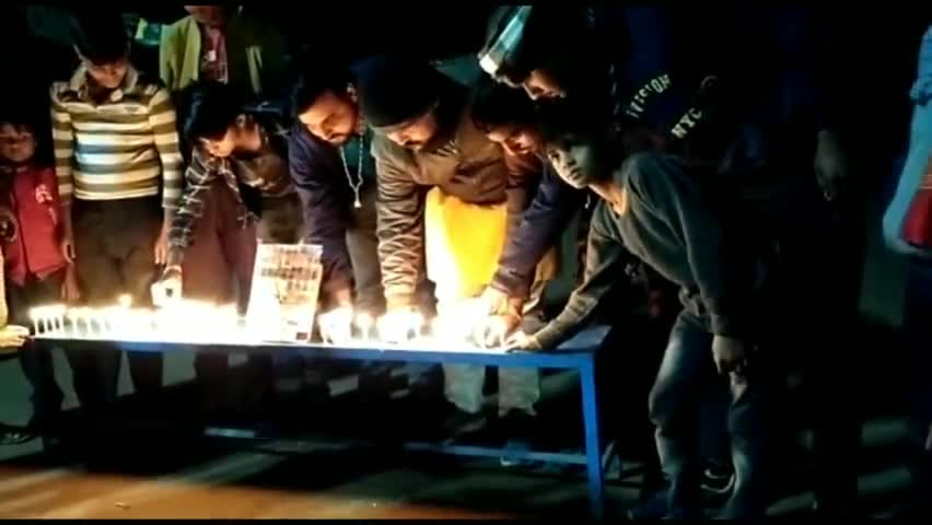 बिजावर: बजरंग दल के कार्यकर्ताओं ने पुलवामा अटैक में शहीद हुए जवानों को बिजावर में श्रद्धांजलि अर्पित की #news #पुलवामा #शहीद
