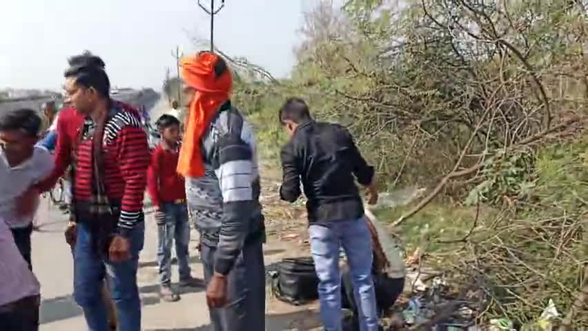 इटावा: दिल्ली पब्लिक स्कूल के सामने हाईवे पर हुआ एक्सीडेंट#viralsach