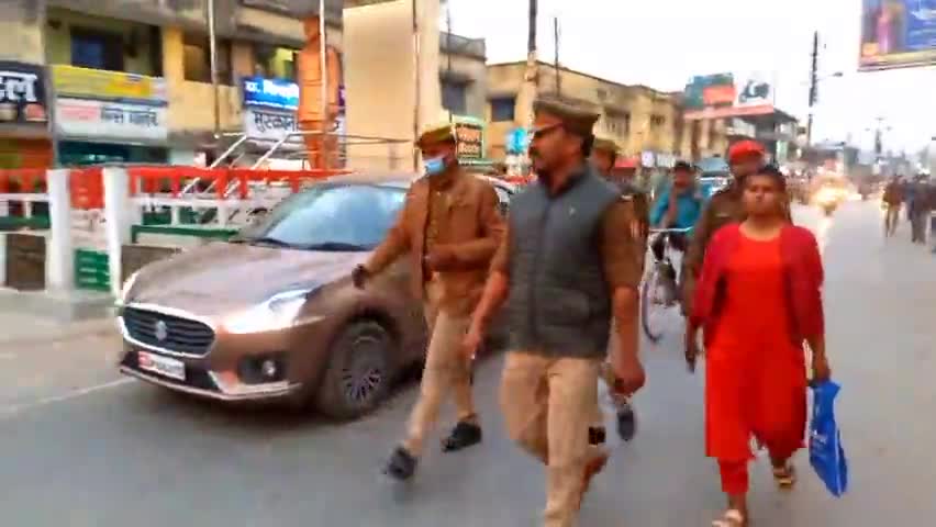 देेेवरिया: #टीएसआई शिवेंद्र मौर्य और हमराही द्वारा ₹152000 का ई चालान गाड़ियों की काटी गई देवरिया मालवीय रोड