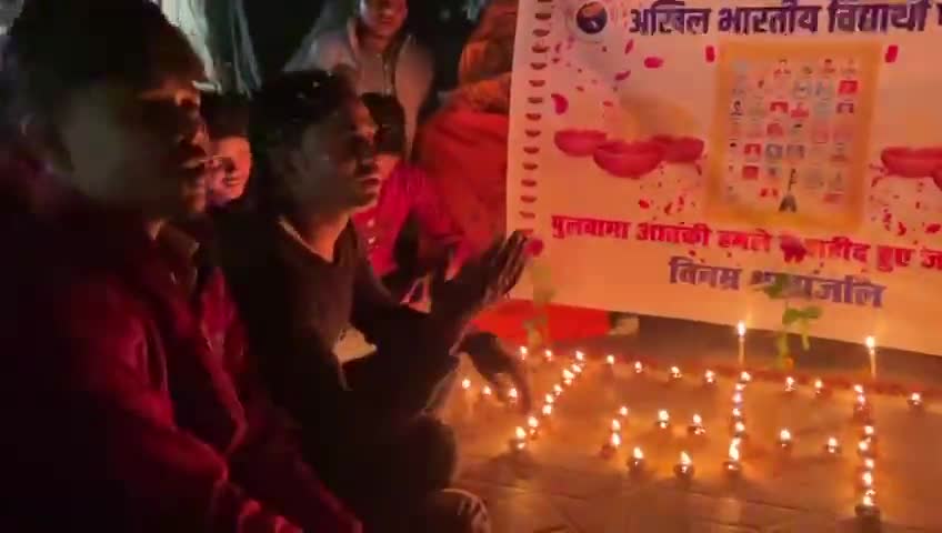 बाढ़: ABVP के कार्यकर्ताओं ने पुलवामा में शहीद हुए वीर जवानों को  नगर में दी श्रद्धांजलि #biharabvp
#pulwamaterrorattack