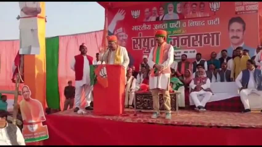 चकरनगर: निषाद पार्टी के राष्ट्रीय अध्यक्ष ने पथर्रा में चुनावी जनसभा के मंच से सपा, बसपा व कांग्रेस पर साधा निशाना