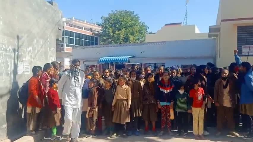 नागौर: #तालाबंदी 29/1/2022 स्कूल को इंग्लिश मीडियम किया तो छात्राओं ने लगाया ताला हिंदी मीडियम में ही पढ़ना चाहती हैं बालिकाएं