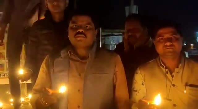 14/02/2022 भिंड मेहगांव में NSUI विधानसभा अध्यक्ष अंकित तोमर एवं अन्य साथियों द्वारा 14 फरवरी को पुलवामा हमले में शहीद हुए जवानों को श्रद्धांजलि अर्पित की गई ।।

#पुलवामा_शहीद_दिवस