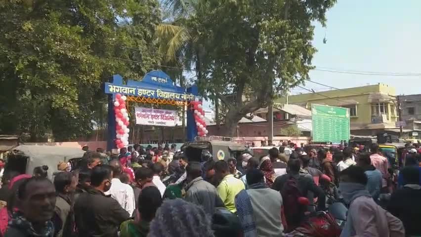 #मैट्रिक_परीक्षा: द्वितीय पाली के छात्रों को करना पड़ा जबरदस्त जाम का सामना। #भगवान_इंटर_स्कूल के पास लग रहा है जाम।