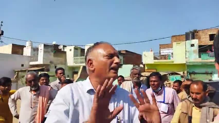 जौरा : #श्योपुर-कोटा-ग्वालियर रेल लाइन को लेकर रेल्वे के प्रोजेक्ट मैनेजर को जौरा की जनता ने आक्रोश जताया