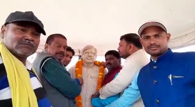 जननायक #कर्पूरी_ठाकुर जी की पुण्यतिथि पर गिरिहिंडा चौक, शेखपुरा स्थित आदमकद प्रतिमा पर माल्यार्पण करते हुए।