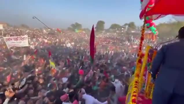आरंभ है प्रचंड बोले मस्तकों के झुंड 
जीत की हवस नहीं किसी पे कोई वश नहीं !!
#अखिलेश_आ_रहे_है
