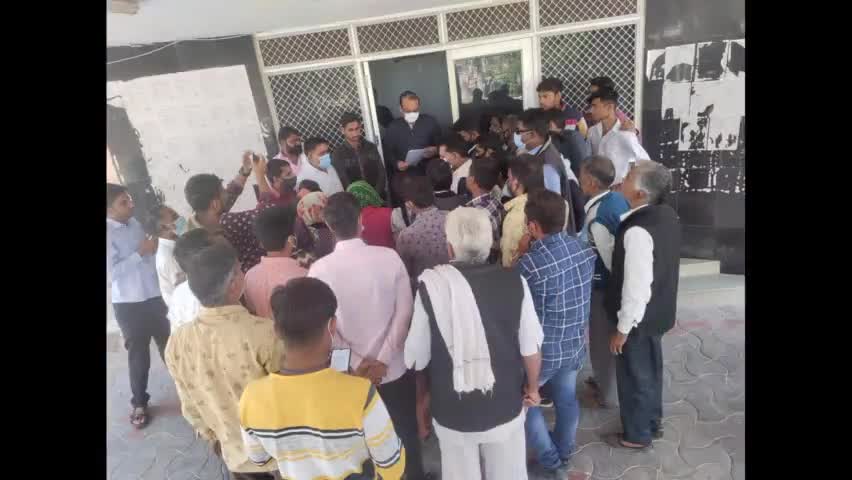 मेड़ता: #निजी स्कूल में करंट से झुलसे दस वर्षीय बालक को न्याय दिलवाने के लिए प्रजापति समाज ने मेड़ता एसडीम को सौंपा ज्ञापन।