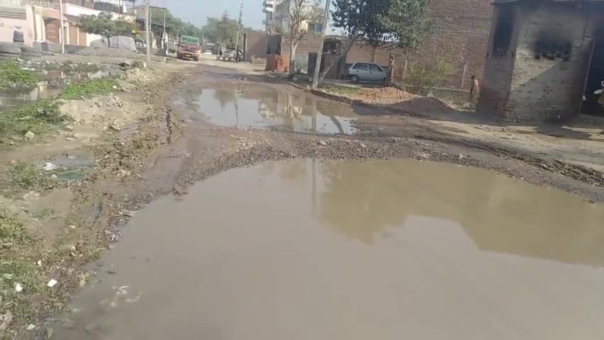 हरदोई: Hardoi: ख द रा #फाटक ₹वाली रोड पर कई बड़े खड्डे #दुर्घटना को से रहा *दावत नही हो रहा# विकास।