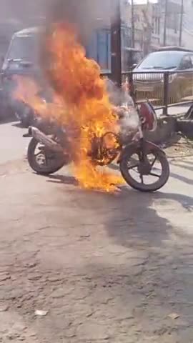 मुरादाबाद: #moradabadpolice #fireworks संभल चौराहा डबल फाटक मुरादाबाद क्षेत्र की यह घटना जहां अचानक एक बाइक मैं अचानक आग लग गई