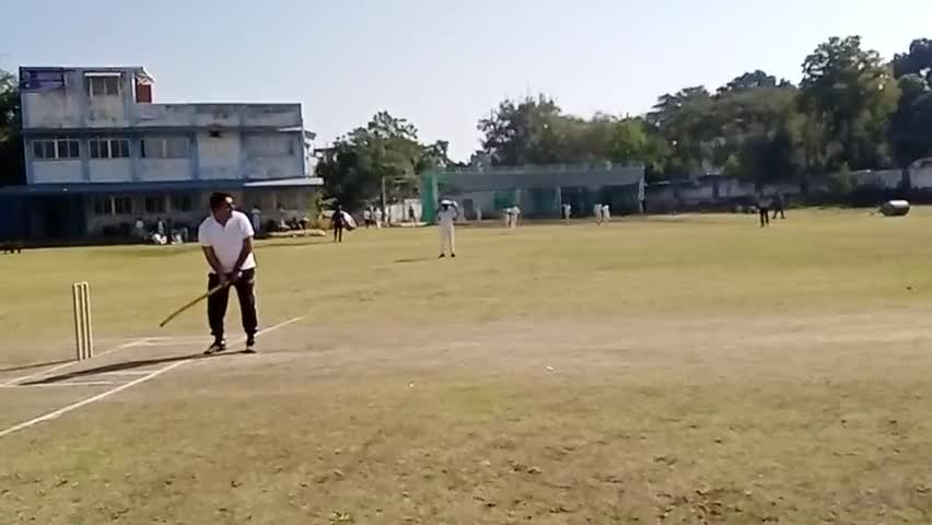 मीडिया / म.प्र.काँग्रेस प्रवक्ता टूर्नामेंट मे प्रवक्ता टीम के कप्तान #अमित_शर्मा_जी बेटिंग करते हुये । अंकुर एकेडमी