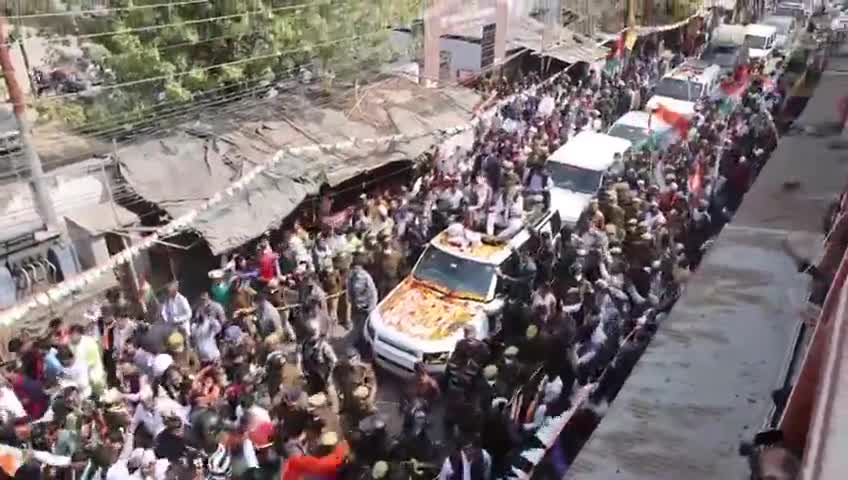 हम देश बचाने निकले हैं
आओ हमारे साथ चलो
हम संविधान बचाने निकले हैं
आओ हमारे साथ चलो

जय कांग्रेस विजय कांग्रेस #priyanka