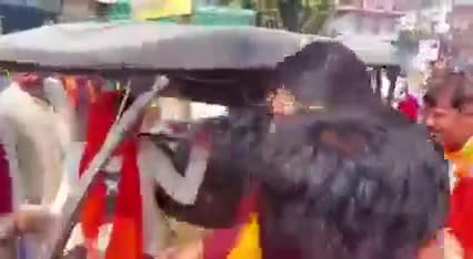 #देवरिया सदर से #भाजपा #प्रत्याशी का ई रिक्शा #चालक के साथ #प्रचार लोगो के बीच चर्चा का विषय।